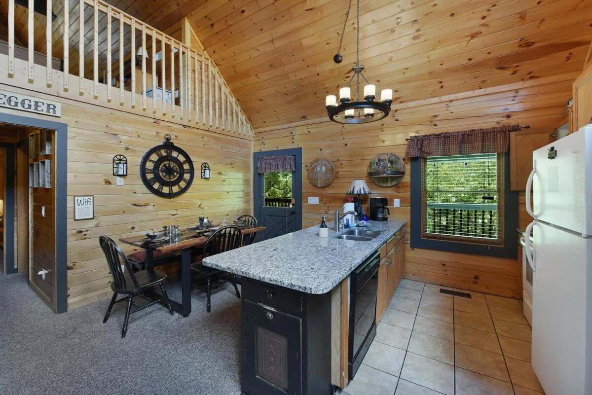 Ryes And Shine Bootlegger'S Cabin! Hot Tub* Pool* Arcade* Billiards *Ev * Pet Friendly Сивиървил Екстериор снимка