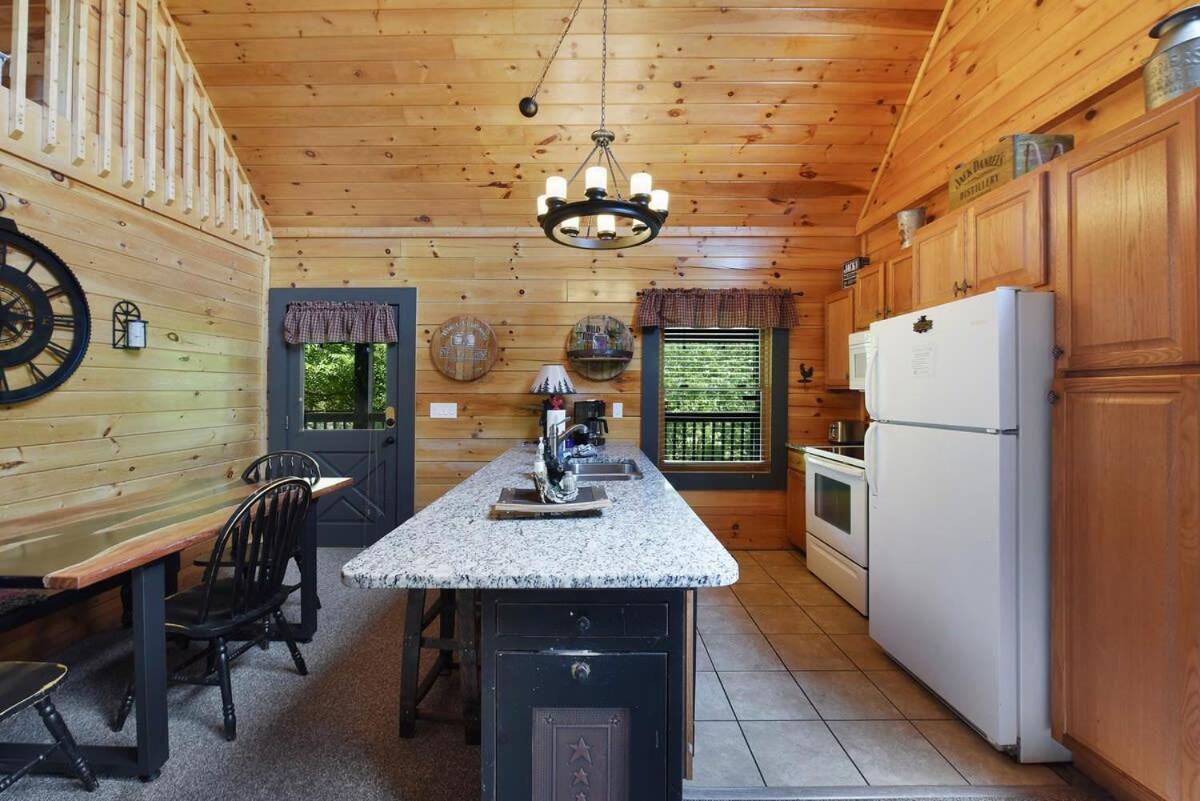 Ryes And Shine Bootlegger'S Cabin! Hot Tub* Pool* Arcade* Billiards *Ev * Pet Friendly Сивиървил Екстериор снимка