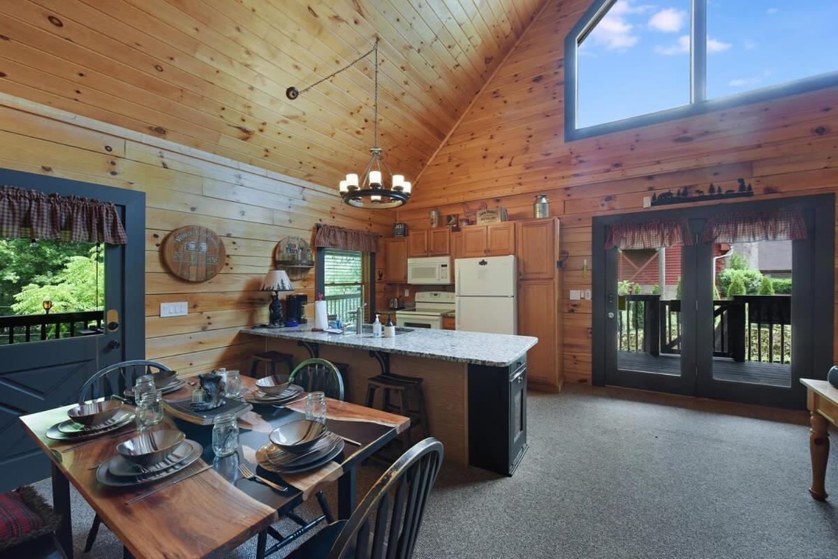 Ryes And Shine Bootlegger'S Cabin! Hot Tub* Pool* Arcade* Billiards *Ev * Pet Friendly Сивиървил Екстериор снимка
