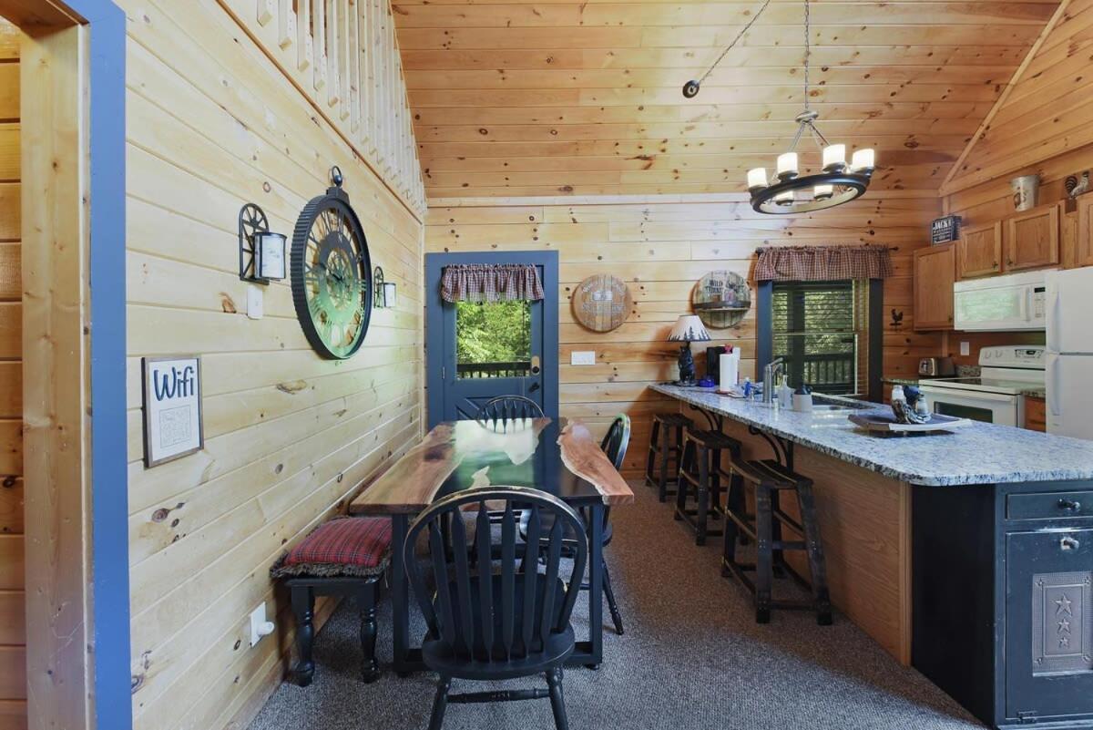 Ryes And Shine Bootlegger'S Cabin! Hot Tub* Pool* Arcade* Billiards *Ev * Pet Friendly Сивиървил Екстериор снимка